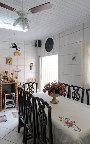 Casa à venda com 200m², 3 quartos e 3 vagas Casa à venda com 200m², 3 quartos e 3 vagasSalão de festas