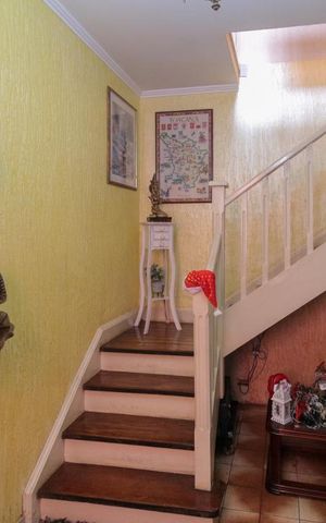 Casa à venda com 200m², 3 quartos e 3 vagas Casa à venda com 200m², 3 quartos e 3 vagasHall
