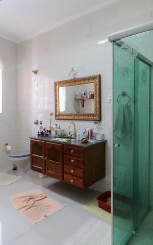 Casa à venda com 200m², 3 quartos e 3 vagas Casa à venda com 200m², 3 quartos e 3 vagasBanheiro