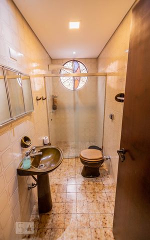 Casa para alugar com 200m², 4 quartos e 3 vagas Casa para alugar com 200m², 4 quartos e 3 vagasBanheiro 1