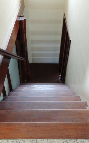 Casa de condomínio à venda com 301m², 4 quartos e 4 vagasEscada