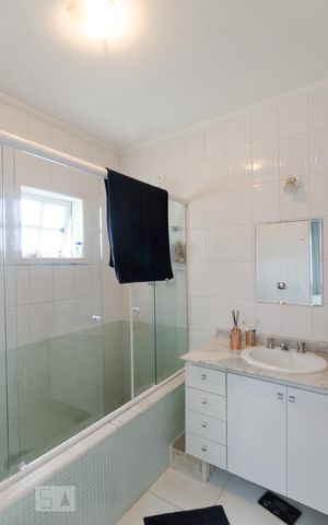 Casa de condomínio à venda com 250m², 3 quartos e 4 vagas Casa de condomínio à venda com 250m², 3 quartos e 4 vagasBanheiro da suíte 1