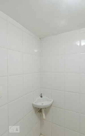 Casa de condomínio à venda com 250m², 3 quartos e 4 vagas Casa de condomínio à venda com 250m², 3 quartos e 4 vagasBanheiro de serviço