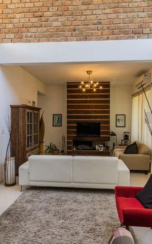 Casa à venda com 200m², 3 quartos e 3 vagas Casa à venda com 200m², 3 quartos e 3 vagasSala