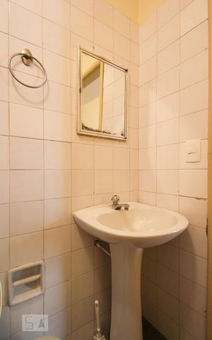 Casa para alugar com 200m², 4 quartos e 2 vagas Casa para alugar com 200m², 4 quartos e 2 vagasBanheiro de Serviço