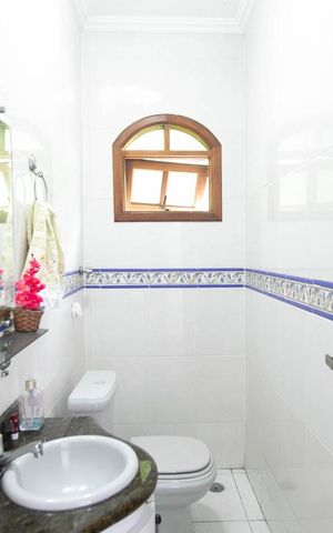 Casa à venda com 300m², 4 quartos e 9 vagasLavabo