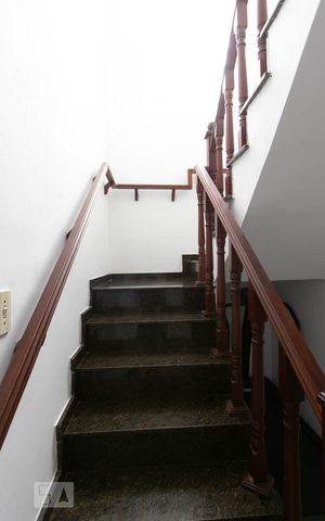 Casa à venda com 300m², 4 quartos e 9 vagasEscada