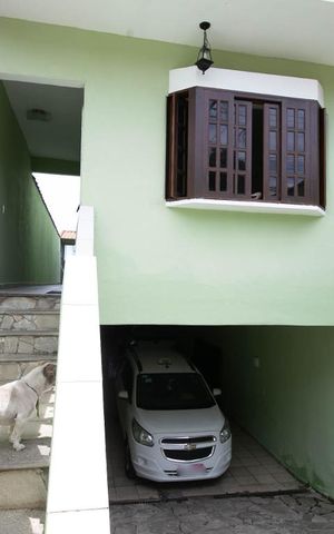 Casa à venda com 300m², 4 quartos e 9 vagasFachada