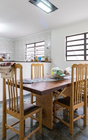 Casa à venda com 160m², 4 quartos e 2 vagas Casa à venda com 160m², 4 quartos e 2 vagasSala de Jantar