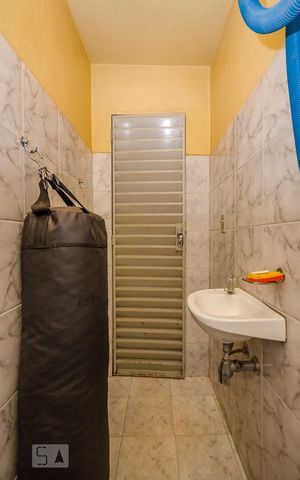 Casa à venda com 350m², 5 quartos e 8 vagasBanheiro de Serviço