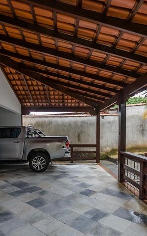 Casa à venda com 350m², 5 quartos e 8 vagasVaranda da Sala - Garagem
