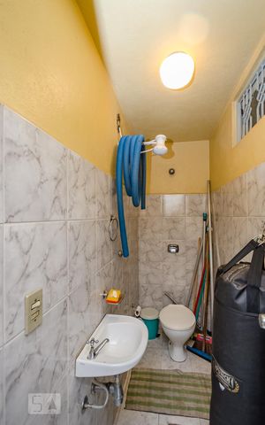 Casa à venda com 350m², 5 quartos e 8 vagasBanheiro de Serviço