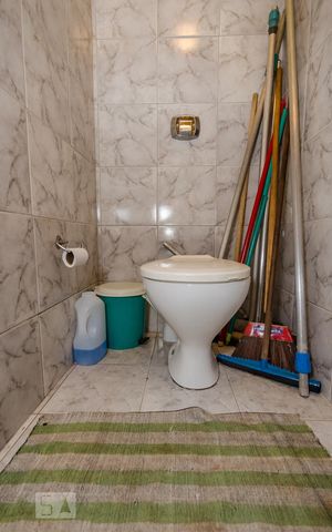 Casa à venda com 350m², 5 quartos e 8 vagasBanheiro de Serviço
