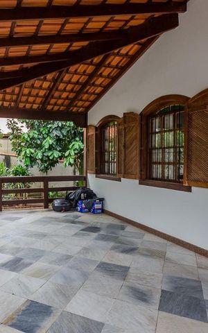 Casa à venda com 350m², 5 quartos e 8 vagasVaranda da Sala - Garagem