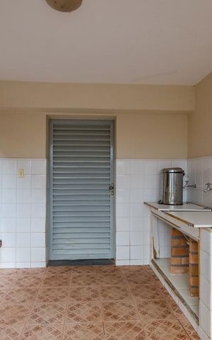 Casa à venda com 350m², 5 quartos e 8 vagasÁrea de Serviço 2