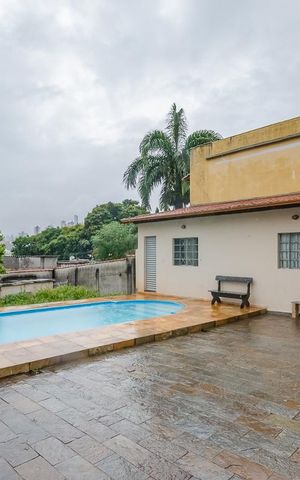 Casa à venda com 350m², 5 quartos e 8 vagasÁrea Externa