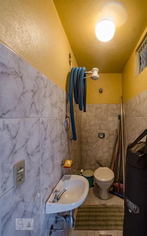 Casa à venda com 350m², 5 quartos e 8 vagasBanheiro de Serviço