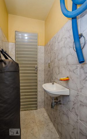 Casa à venda com 350m², 5 quartos e 8 vagasBanheiro de Serviço