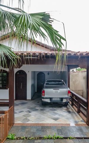Casa à venda com 350m², 5 quartos e 8 vagasVaranda da Sala - Garagem