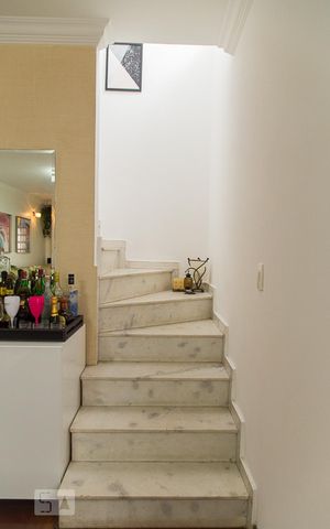 Casa à venda com 149m², 3 quartos e 2 vagas Casa à venda com 149m², 3 quartos e 2 vagasEscadas