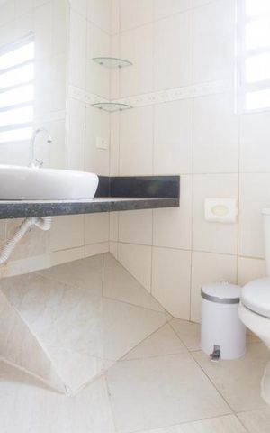 Casa à venda com 131m², 3 quartos e 2 vagasBanheiro