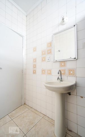Casa para alugar com 100m², 2 quartos e 2 vagas Casa para alugar com 100m², 2 quartos e 2 vagasBanheiro