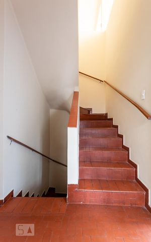 Casa à venda com 250m², 3 quartos e 4 vagas Casa à venda com 250m², 3 quartos e 4 vagasEscada 2