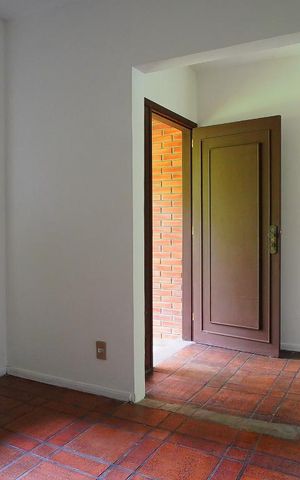 Casa para alugar com 238m², 4 quartos e 2 vagasEscritório