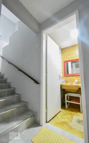 Casa à venda com 500m², 8 quartos e 5 vagasEscada