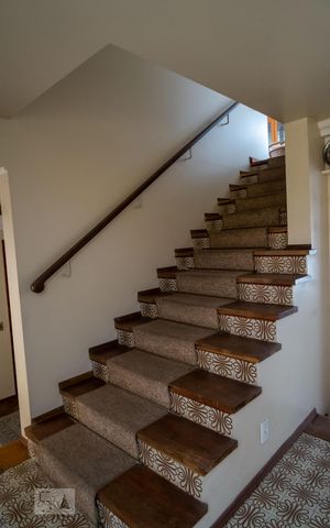 Casa à venda com 330m², 3 quartos e 2 vagas Casa à venda com 330m², 3 quartos e 2 vagasEscada