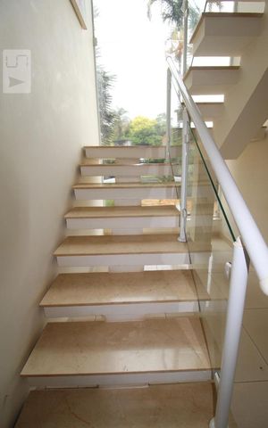 Casa de condomínio à venda com 407m², 4 quartos e sem vagaEscada