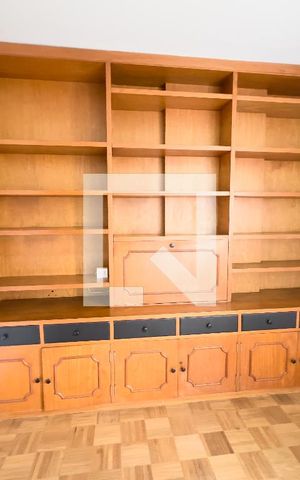 Apartamento à venda com 143m², 4 quartos e 2 vagas Apartamento à venda com 143m², 4 quartos e 2 vagasSala de TV, estante