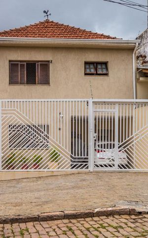 Casa à venda com 223m², 2 quartos e 3 vagas Casa à venda com 223m², 2 quartos e 3 vagasFachada