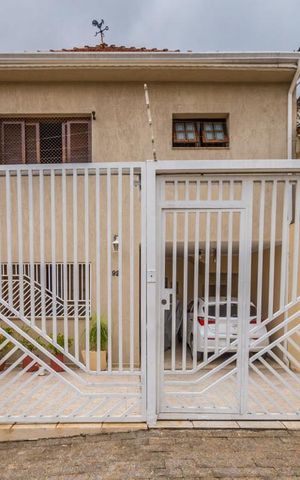 Casa à venda com 223m², 2 quartos e 3 vagas Casa à venda com 223m², 2 quartos e 3 vagasFachada