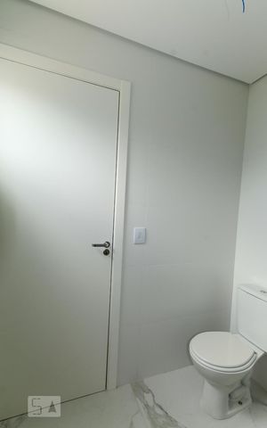 Casa de condomínio à venda com 140m², 3 quartos e 2 vagas Casa de condomínio à venda com 140m², 3 quartos e 2 vagasBanheiro da suíte