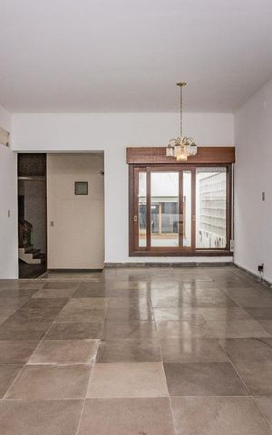 Casa à venda com 280m², 4 quartos e 3 vagas Casa à venda com 280m², 4 quartos e 3 vagasSala
