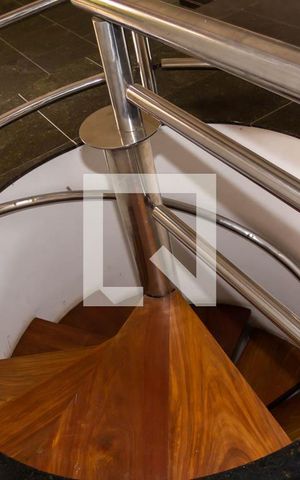 Casa à venda com 600m², 6 quartos e 6 vagasEscada