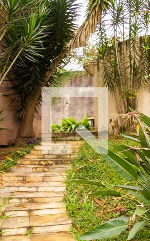 Casa à venda com 600m², 6 quartos e 6 vagasEscada da entrada