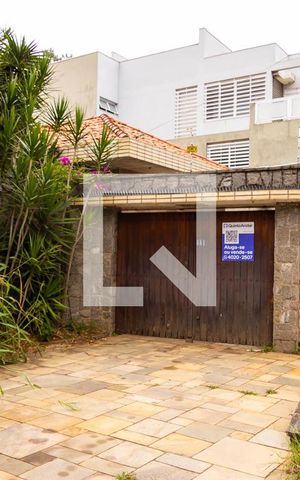 Casa à venda com 600m², 6 quartos e 6 vagasFachada