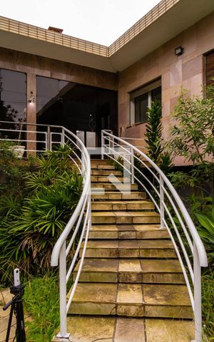 Casa à venda com 600m², 6 quartos e 6 vagasEscada da casa