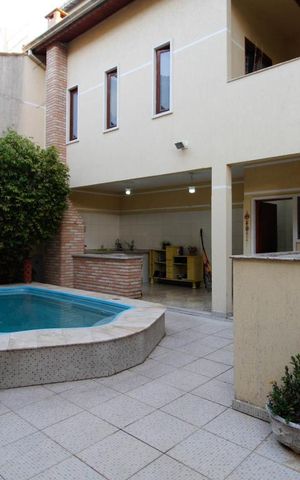 Casa à venda com 305m², 3 quartos e 3 vagas Casa à venda com 305m², 3 quartos e 3 vagasPiscina