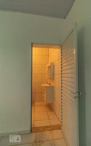 Casa para alugar com 190m², 3 quartos e 1 vaga Casa para alugar com 190m², 3 quartos e 1 vagaCasa dos Fundos