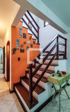 Casa à venda com 170m², 3 quartos e 2 vagas Casa à venda com 170m², 3 quartos e 2 vagasEscada
