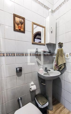 Casa à venda com 170m², 3 quartos e 2 vagas Casa à venda com 170m², 3 quartos e 2 vagasBanheiro Social