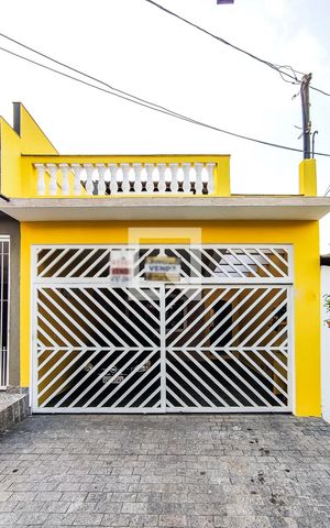 Casa à venda com 170m², 3 quartos e 2 vagas Casa à venda com 170m², 3 quartos e 2 vagasFachada
