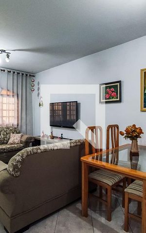 Casa à venda com 170m², 3 quartos e 2 vagas Casa à venda com 170m², 3 quartos e 2 vagasSala