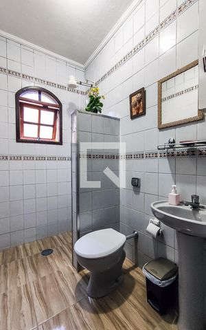 Casa à venda com 170m², 3 quartos e 2 vagas Casa à venda com 170m², 3 quartos e 2 vagasBanheiro Social