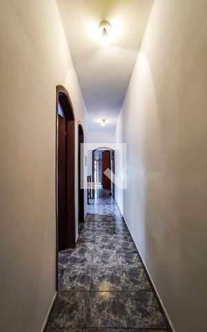 Casa à venda com 170m², 3 quartos e 2 vagas Casa à venda com 170m², 3 quartos e 2 vagasCorredor Dormitórios