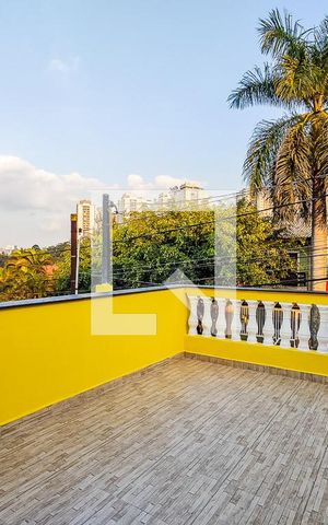 Casa à venda com 170m², 3 quartos e 2 vagas Casa à venda com 170m², 3 quartos e 2 vagasTerraço