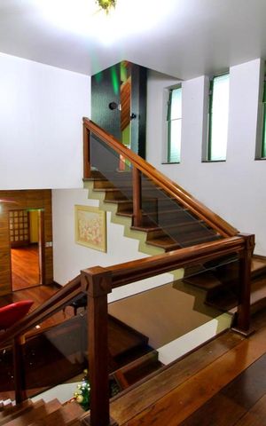 Casa à venda com 600m², 4 quartos e 6 vagasEscada